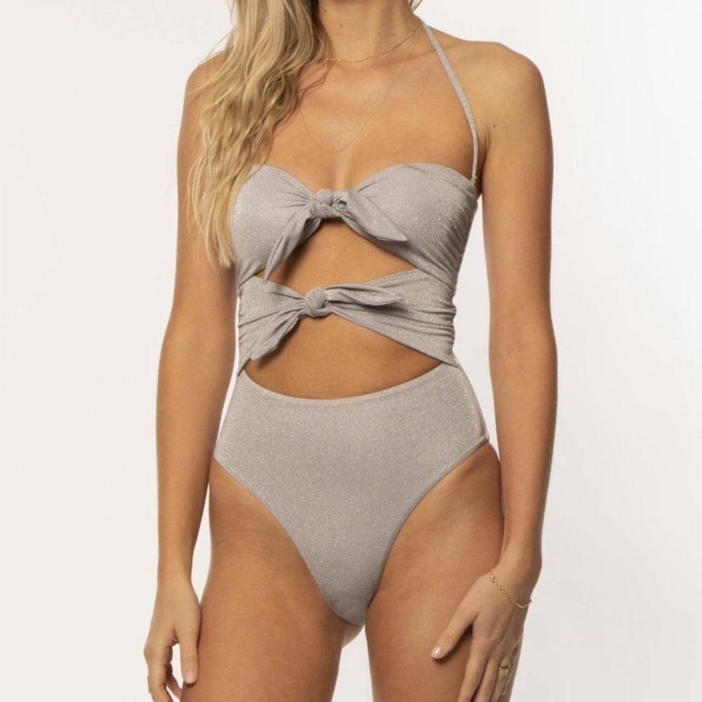 Amuse Society Women’s Size Small Swimsuit Belmond One Piece Silver Metallic